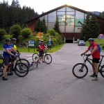 Die B-Biker beim Trinkhalt. Ohne Treibstoff l&auml;uft der B-Motor auch nicht.